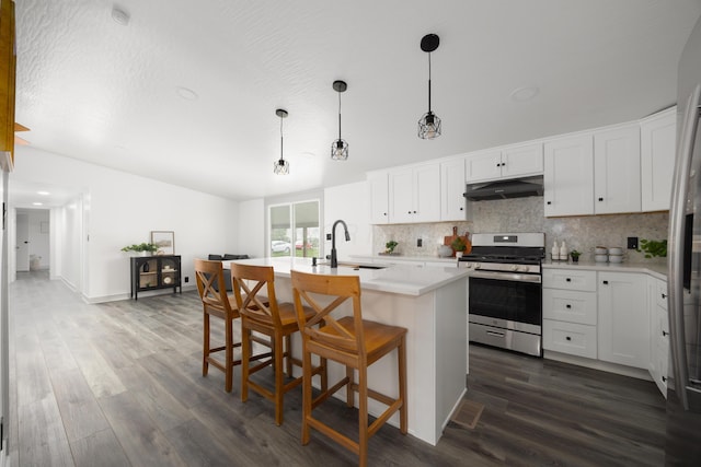 25 Vernon Ave, London, OH 43140 - kitchen featuring under cabinet range hood, stainless steel gas stove, vaulted ceiling, a sink, and decorative backsplash