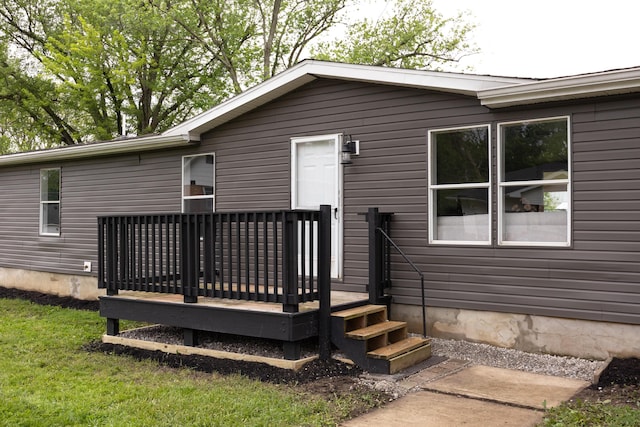 25 Vernon Ave, London, OH 43140 - back of property with a wooden deck