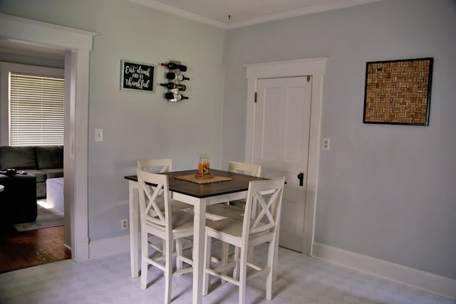 632 E 5th Ave, Lancaster, OH 43130 - dining space featuring baseboards, light flooring, and ornamental molding