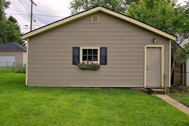 632 E 5th Ave, Lancaster, OH 43130 - back of house featuring a detached garage