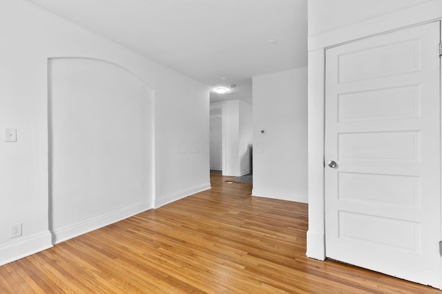 429 S Champion Ave, Columbus, OH 43205 - unfurnished room with light wood-style flooring and baseboards