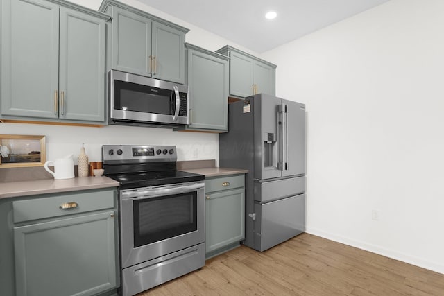 417 Bren Dr, Lancaster, OH 43130 - kitchen with appliances with stainless steel finishes, light wood-style flooring, baseboards, light countertops, and recessed lighting
