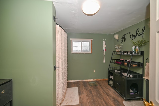 6566 S St, Marion, OH 43302 - interior space featuring dark wood finished floors and baseboards