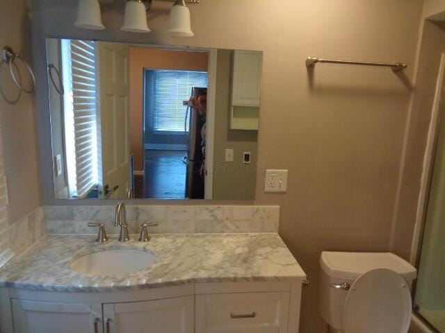 905-907 Beech St, Columbus, OH 43206 - bathroom featuring vanity, toilet, and an enclosed shower
