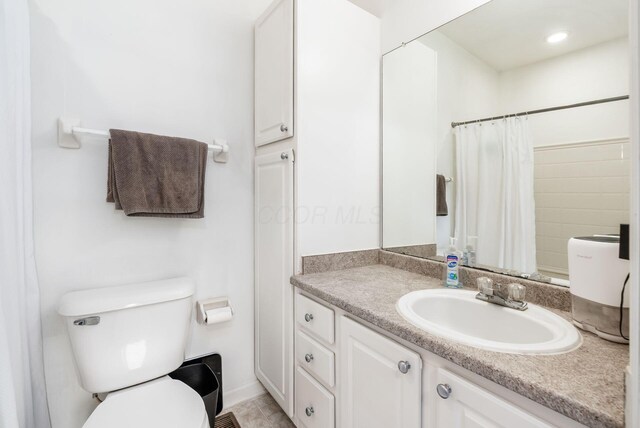 797 S Front St, Columbus, OH 43206 - full bathroom with vanity, toilet, and a shower with shower curtain