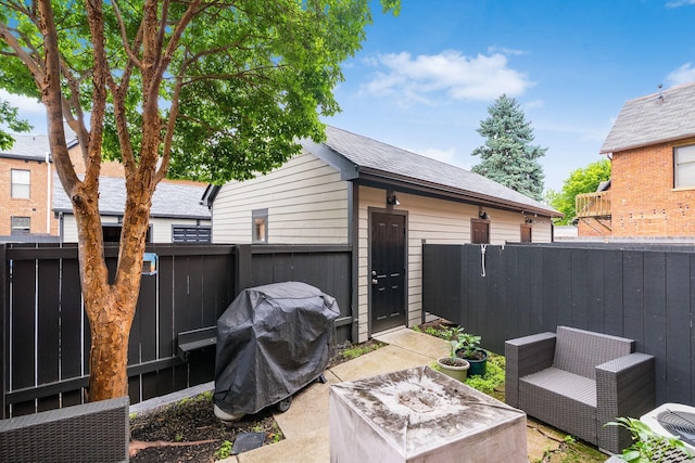 797 S Front St, Columbus, OH 43206 - fenced backyard featuring an outdoor fire pit