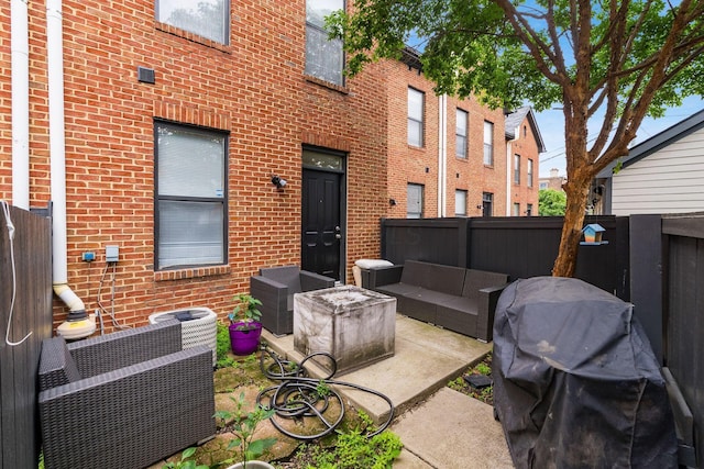 797 S Front St, Columbus, OH 43206 - fenced backyard with an outdoor living space and a patio area