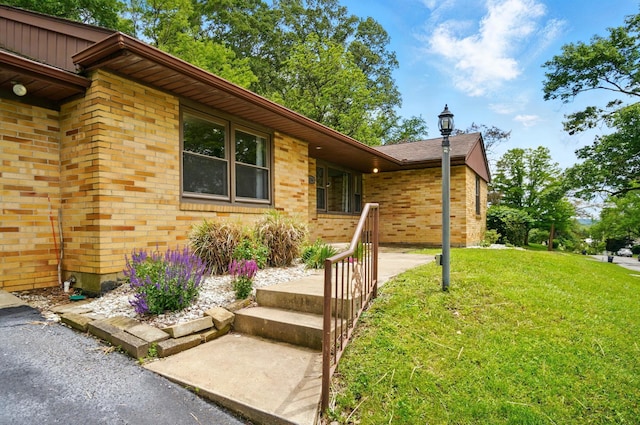 1244 N Broad St, Lancaster, OH 43130 - view of front of home with brick siding and a front yard