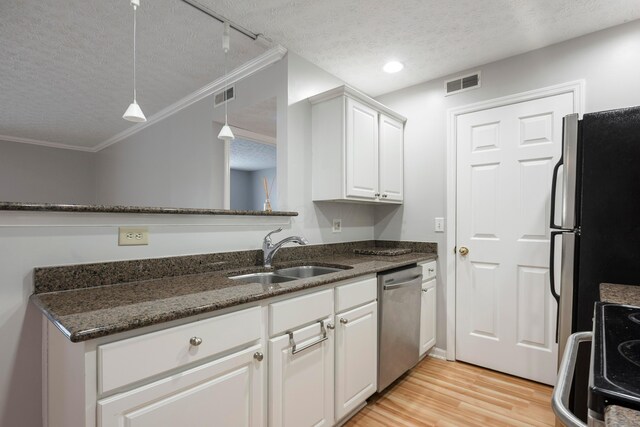 5373 Cypress Chase, Columbus, OH 43228 - kitchen with stainless steel appliances, a sink, a textured ceiling, light wood-type flooring, and white cabinetry