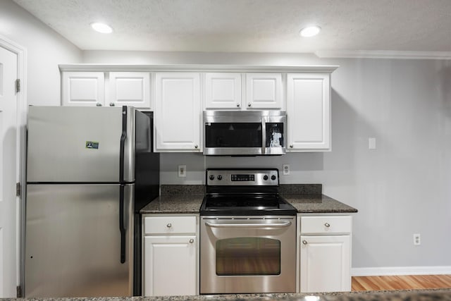 5373 Cypress Chase, Columbus, OH 43228 - kitchen with stainless steel appliances, white cabinetry, a textured ceiling, baseboards, and light wood finished floors