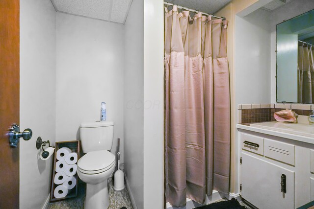 1235 Canteberry Ln, Mansfield, OH 44906 - full bath featuring baseboards, vanity, toilet, and a shower with shower curtain