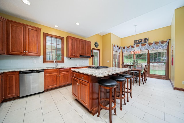 390 Engelwood Ct, Powell, OH 43065 - kitchen featuring stainless steel appliances, decorative backsplash, a kitchen island, a kitchen breakfast bar, and light stone countertops