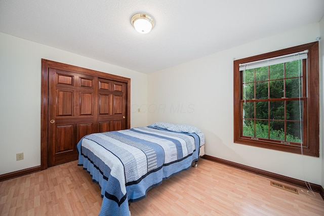 390 Engelwood Ct, Powell, OH 43065 - bedroom featuring light wood-style floors and a closet