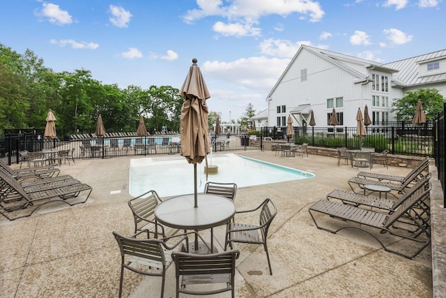 2079 Tournament Way, Grove City, OH 43123 - community pool with a patio area and outdoor dining area