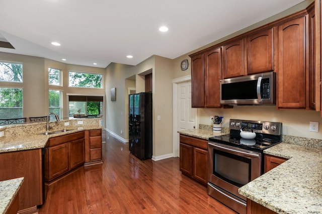 2079 Tournament Way, Grove City, OH 43123 - kitchen featuring appliances with stainless steel finishes, a sink, dark wood-style flooring, baseboards, and recessed lighting