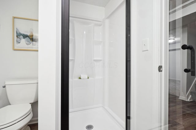 3783 Laguna Dr, Columbus, OH 43232 - bathroom featuring a shower stall, toilet, wood finished floors, and baseboards