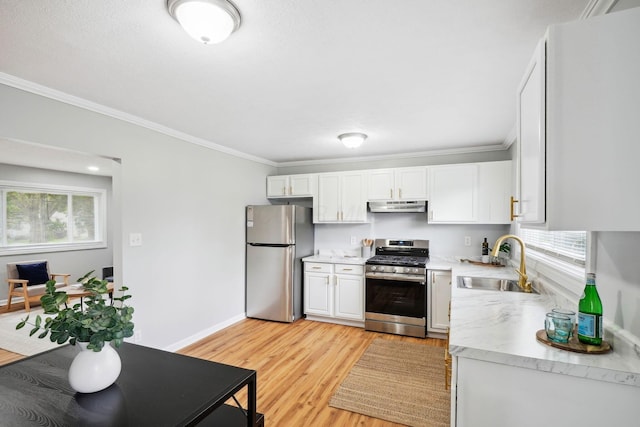 3783 Laguna Dr, Columbus, OH 43232 - kitchen featuring stainless steel appliances, a sink, under cabinet range hood, crown molding, and healthy amount of natural light
