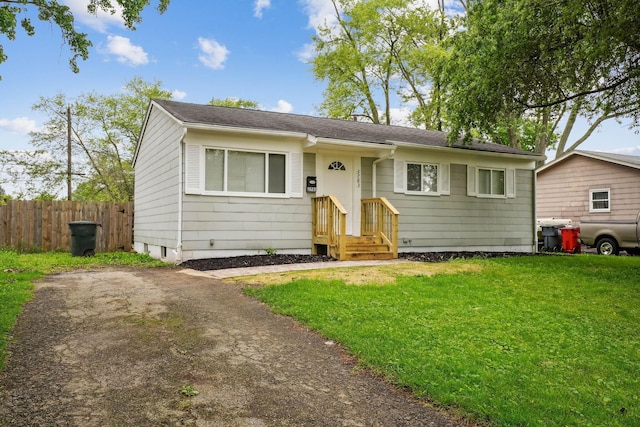 3783 Laguna Dr, Columbus, OH 43232 - bungalow-style house featuring roof with shingles