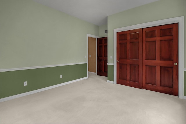 736 Eton St, Marion, OH 43302 - unfurnished bedroom featuring carpet, baseboards, a closet, and vaulted ceiling