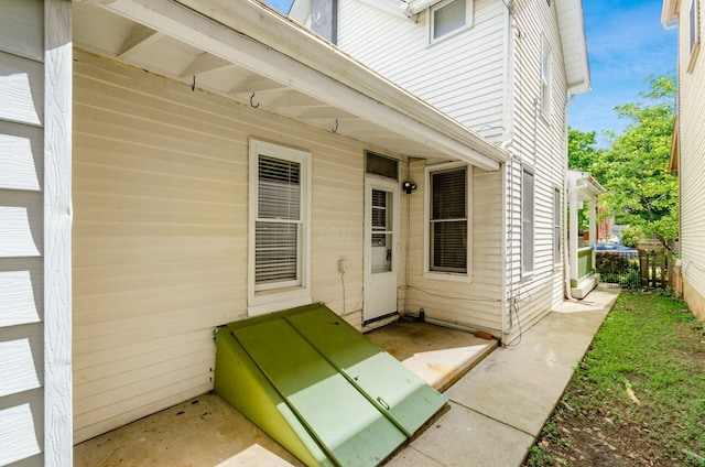 815 Hamlet St, Columbus, OH 43215 - view of property entrance