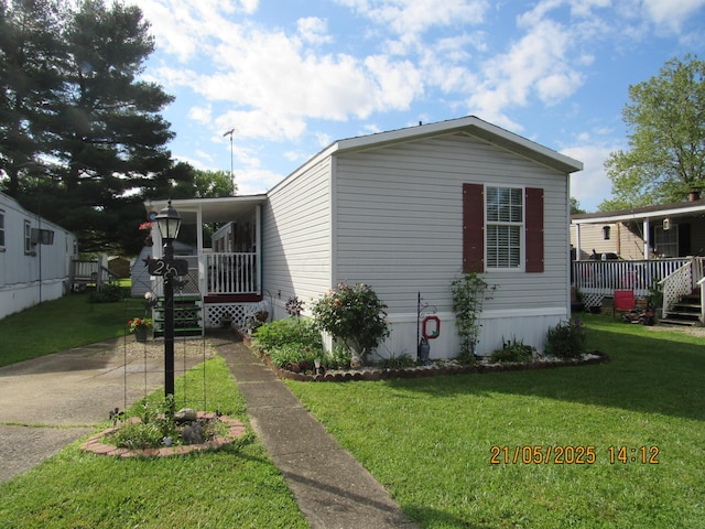235 Parklawn Dr, Circleville, OH 43113 - view of front facade featuring a front lawn and concrete driveway