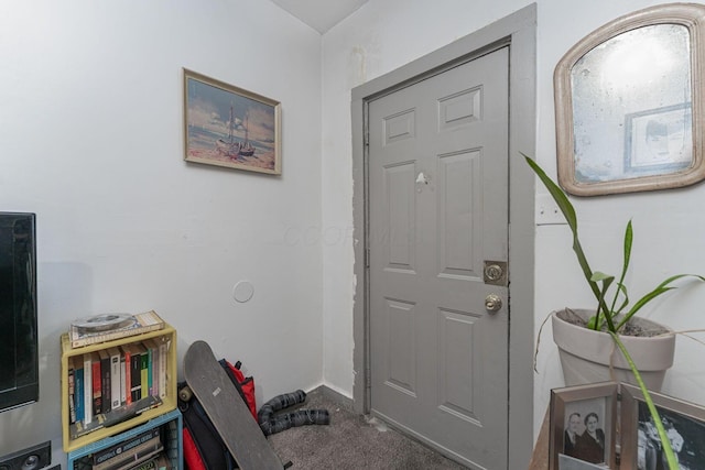 1808 S 6th St, Columbus, OH 43207 - carpeted foyer featuring baseboards