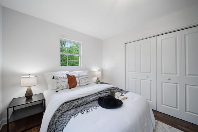 13404 Maple Rd NE, Thornville, OH 43076 - bedroom featuring a closet and wood finished floors