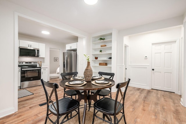 800 Campbell Ave, Columbus, OH 43222 - dining area featuring light wood-type flooring and built in features