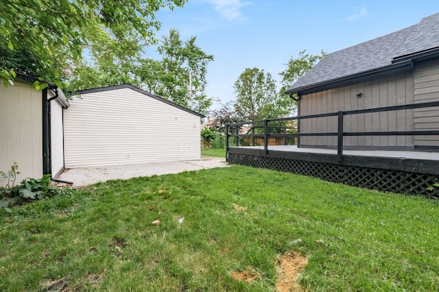 800 Campbell Ave, Columbus, OH 43222 - view of grassy yard featuring a wooden deck