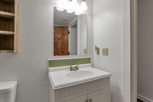 510 Natchez Ln, Sugar Grove, OH 43155 - bathroom featuring toilet, vanity, and decorative backsplash