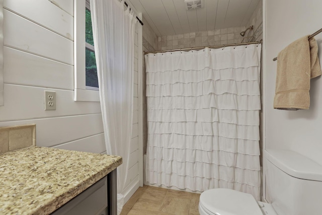510 Natchez Ln, Sugar Grove, OH 43155 - bathroom featuring toilet, curtained shower, and vanity