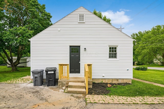 3232 Williams Rd, Columbus, OH 43207 - back of house featuring a yard