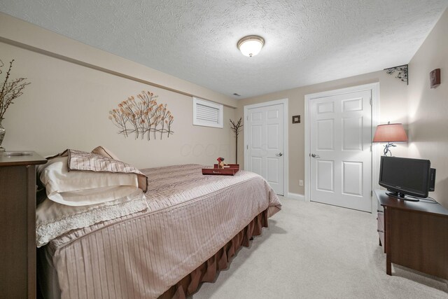 7607 Stone Ridge Dr, Springboro, OH 45066 - bedroom with light carpet, a textured ceiling, and baseboards
