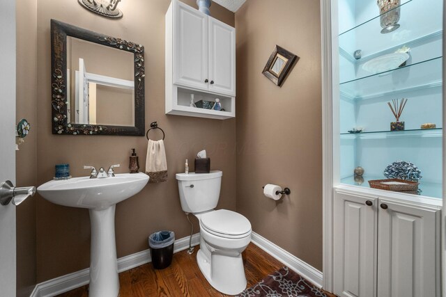 7607 Stone Ridge Dr, Springboro, OH 45066 - bathroom with wood finished floors, toilet, baseboards, and a sink