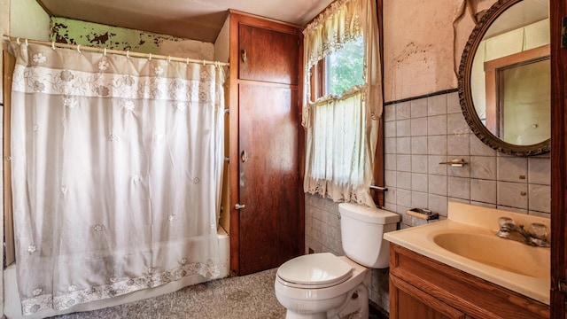 8045 Old Town Rd, Roseville, OH 43777 - full bath featuring tile walls, vanity, toilet, and shower / bath combo