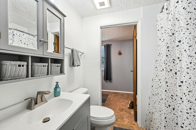 6588 Ethan Dr, Reynoldsburg, OH 43068 - bathroom featuring a textured ceiling, toilet, vanity, and a shower with shower curtain