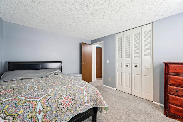 6588 Ethan Dr, Reynoldsburg, OH 43068 - carpeted bedroom featuring a closet and a textured ceiling