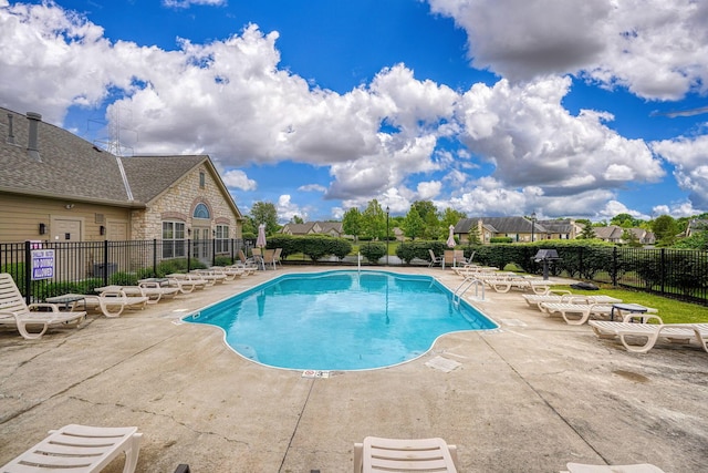 6973 Falls View Cir, Delaware, OH 43015 - community pool with a patio area