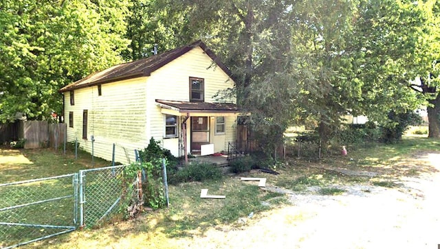 104 S Roosevelt Ave, Lancaster, OH 43130 - view of front of house with a gate