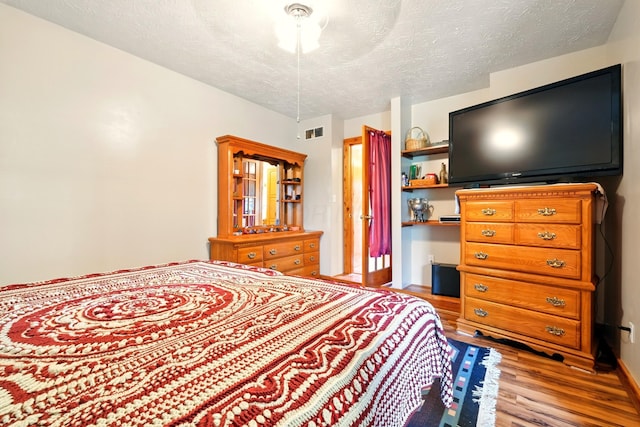 19160 Coshocton Rd, Mount Vernon, OH 43050 - bedroom featuring wood finished floors, a textured ceiling, and baseboards
