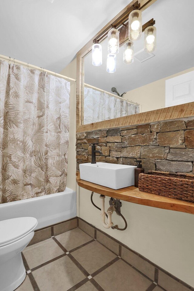 2149 Baptist Hill Rd, Chillicothe, OH 45601 - full bathroom featuring toilet, shower / bathtub combination with curtain, and a sink