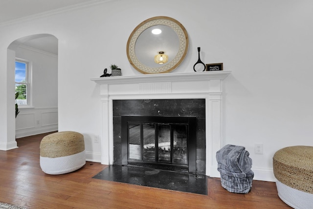 2615 NW Blvd, Upper Arlington, OH 43221 - detailed view of a fireplace, wood finished floors, arched walkways, and ornamental molding