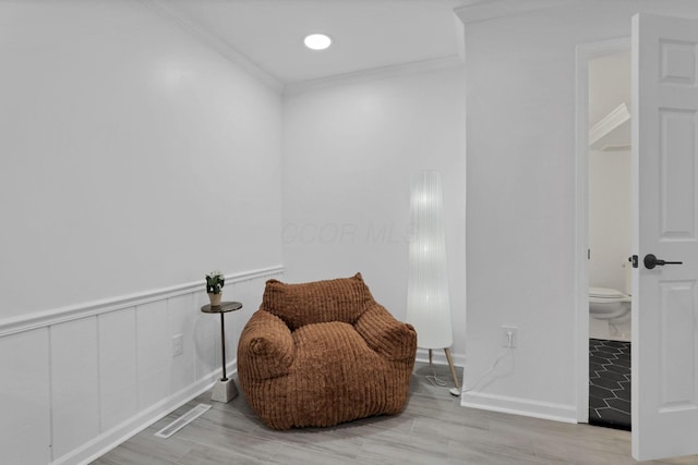 2615 NW Blvd, Upper Arlington, OH 43221 - living area featuring ornamental molding and wood finished floors