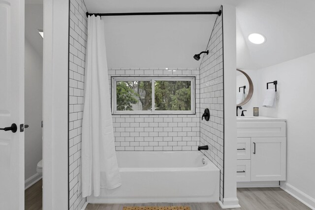 2615 NW Blvd, Upper Arlington, OH 43221 - bathroom featuring shower / tub combo, toilet, vanity, wood finished floors, and baseboards