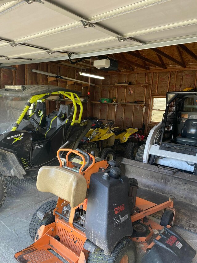 10530 N St, Utica, OH 43080 - garage with a garage door opener