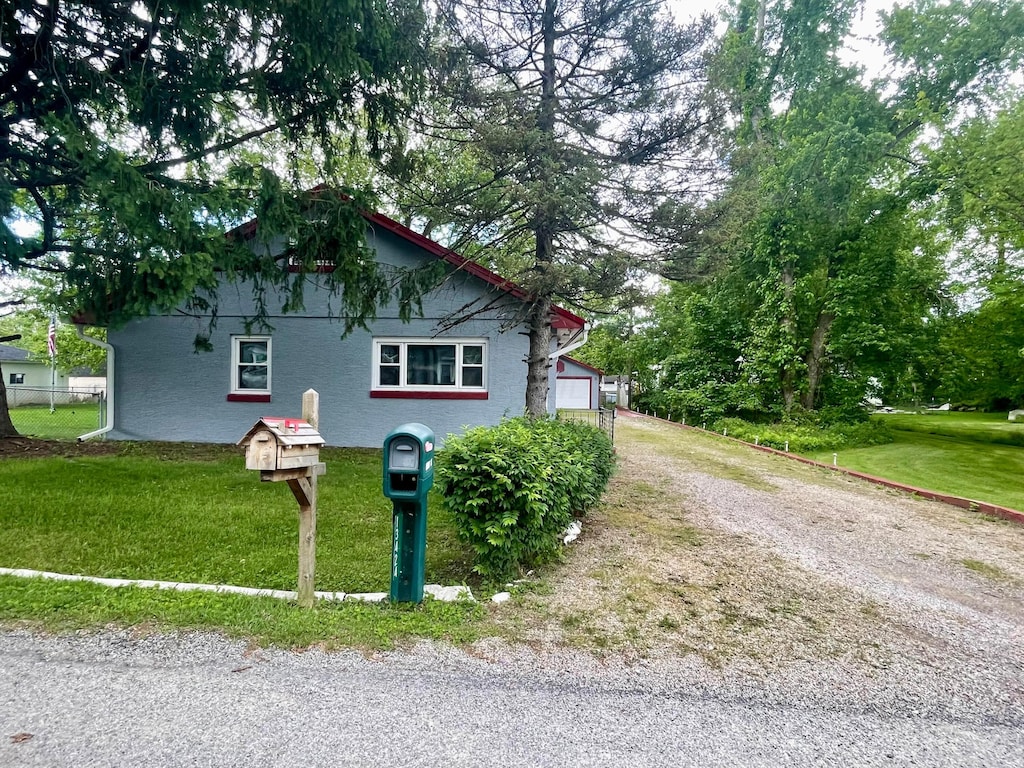 13424 Ivy Rd NE, Thornville, OH 43076 - view of side of home featuring dirt driveway and a yard