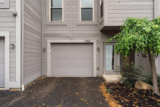 406 Olentangy Forest Dr Unit 9B, Columbus, OH 43214 - property entrance featuring a garage