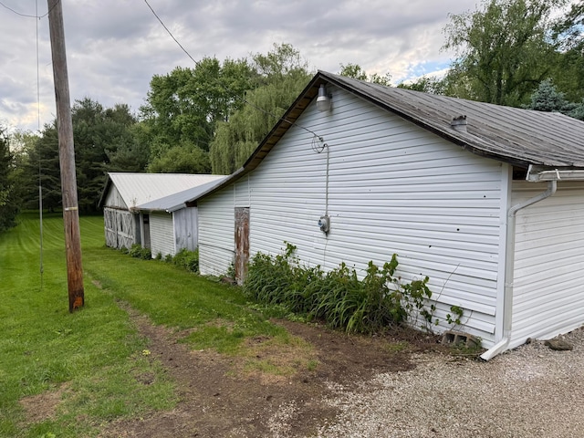 627 N Main St, Utica, OH 43080 - view of side of property featuring a yard