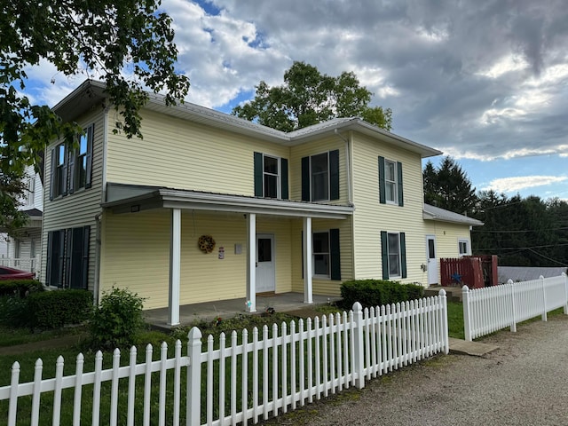 627 N Main St, Utica, OH 43080 - view of front facade with a porch