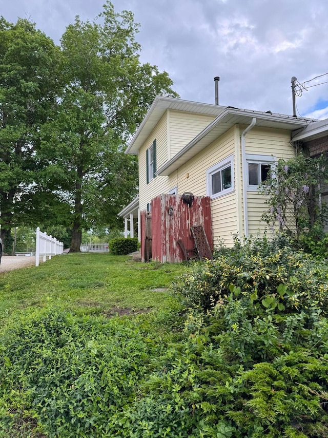 627 N Main St, Utica, OH 43080 - view of side of home